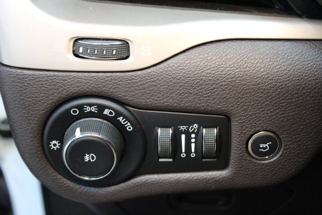 Used 2018 Jeep Cherokee Trailhawk AWD/4WD image 20