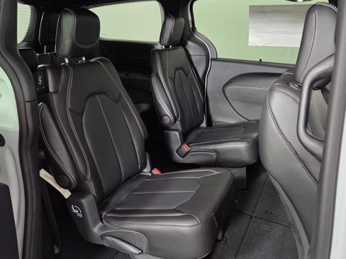 New 2026 Chrysler Pacifica Select FWD image 31