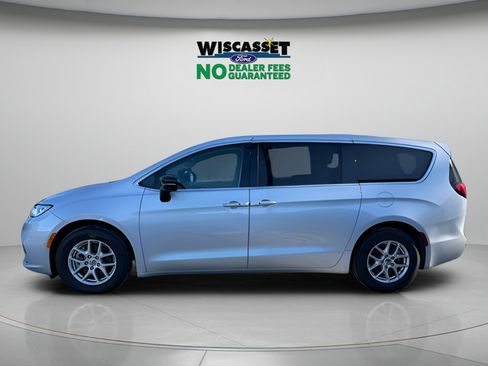 Used 2024 Chrysler Pacifica Touring-L FWD image 2