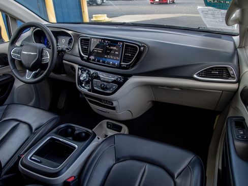 Used 2023 Chrysler Pacifica Touring-L image 28