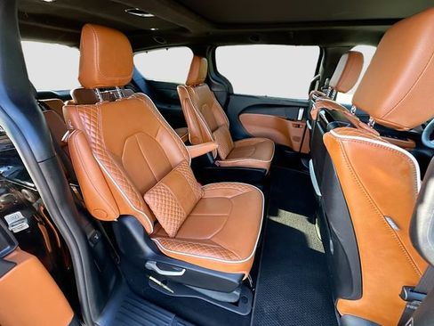 Used 2025 Chrysler Pacifica Pinnacle FWD image 31