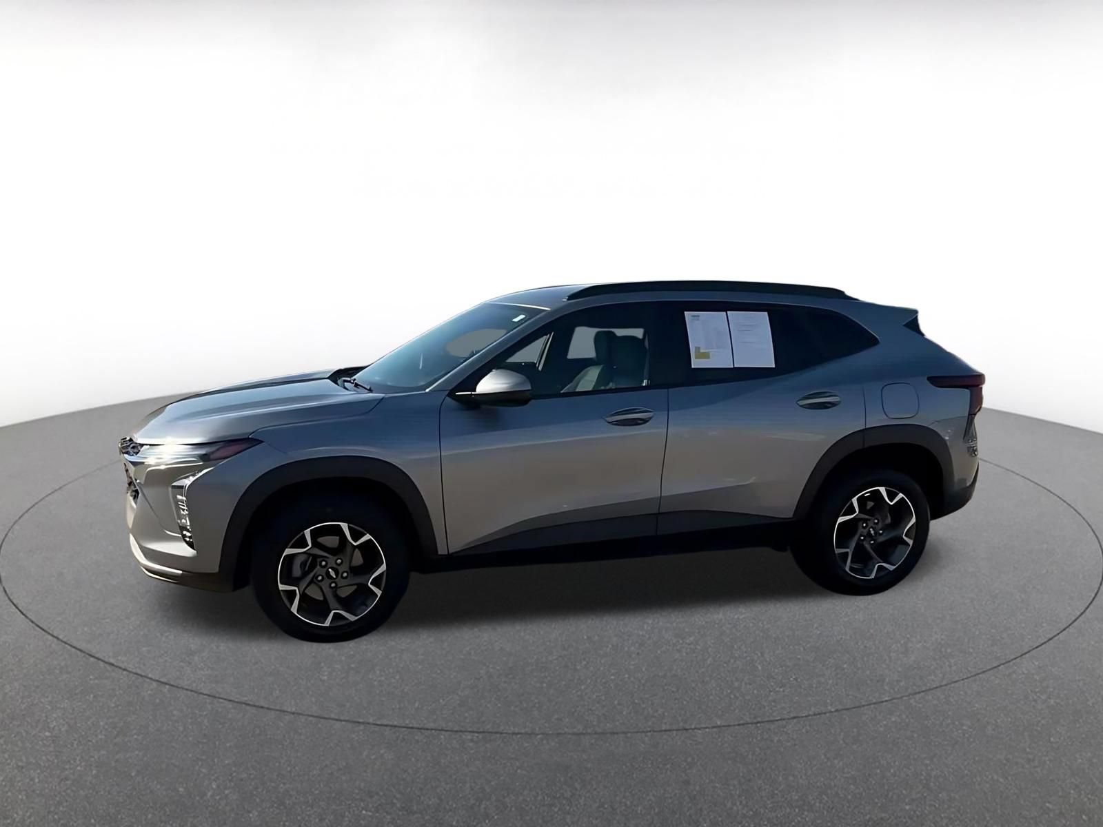 Used 2025 Chevrolet Trax LT FWD image 7