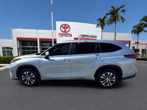 Used 2023 Toyota Highlander XLE FWD image 4