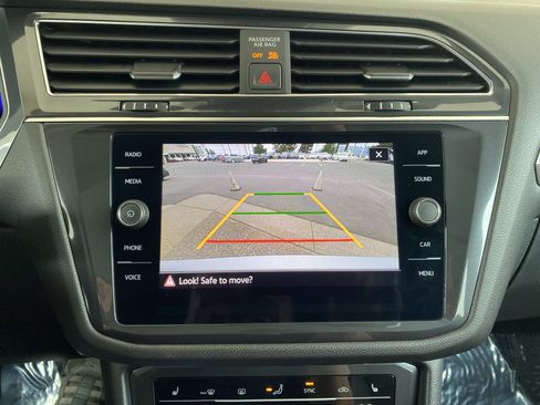 Certified 2023 Volkswagen Tiguan SE w/ Panoramic Sunroof Package FWD image 4