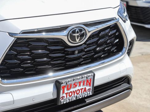 Used 2022 Toyota Highlander Platinum AWD/4WD image 5