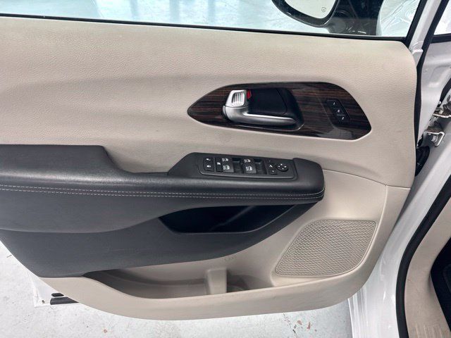 Used 2023 Chrysler Pacifica Limited FWD image 20