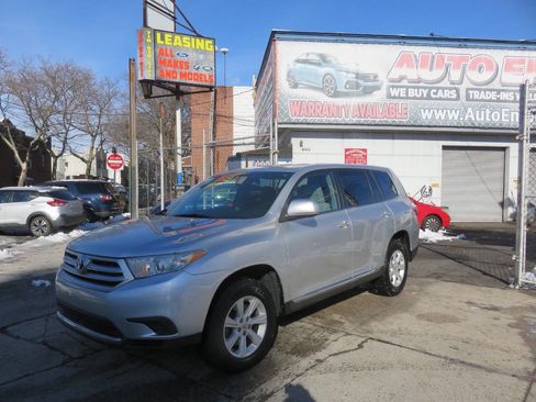 Used 2012 Toyota Highlander Base 4dr SUV (2.7L l4) image 2
