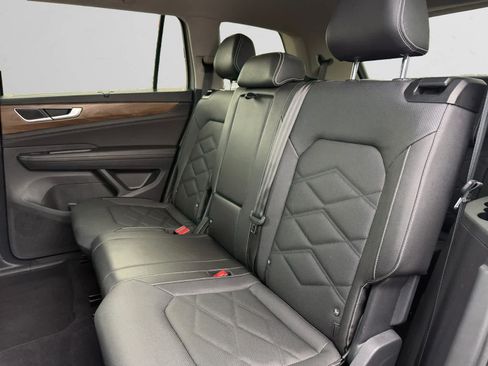 Used 2025 Volkswagen Atlas SE FWD image 13