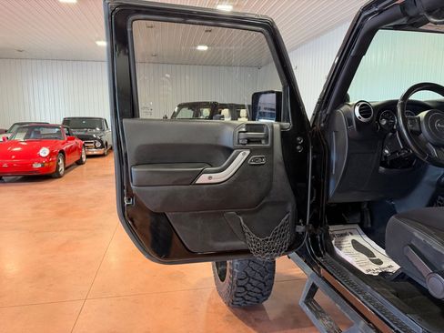 Used 2014 Jeep Wrangler Unlimited Sahara image 14