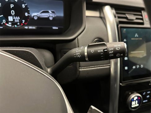 Used 2024 Land Rover Discovery Dynamic SE image 19