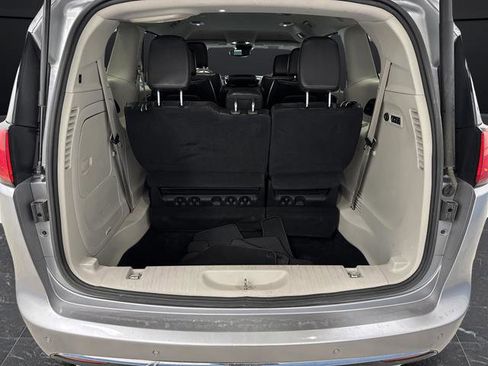 Used 2019 Chrysler Pacifica Limited image 14