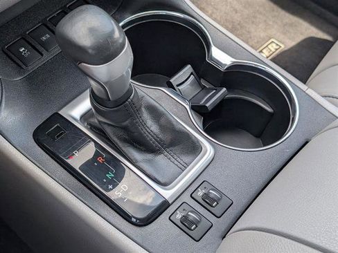 Used 2019 Toyota Highlander XLE image 25