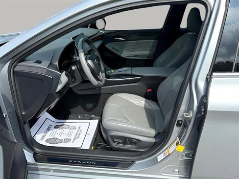 Used 2019 Toyota Avalon Limited image 12