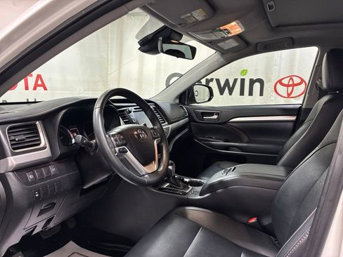 Used 2019 Toyota Highlander XLE w/ Carpet Mat Package (TMS) AWD/4WD image 27