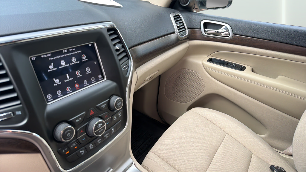 Used 2018 Jeep Grand Cherokee Laredo AWD/4WD image 19