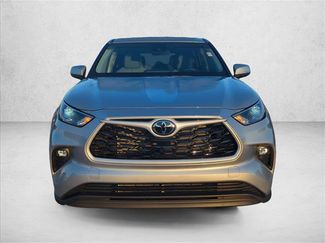 Used 2023 Toyota Highlander LE FWD video 2