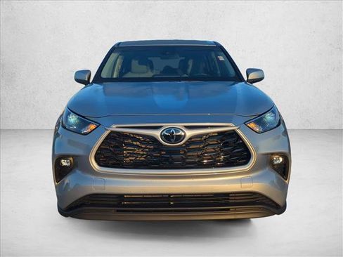Used 2023 Toyota Highlander LE FWD image 2