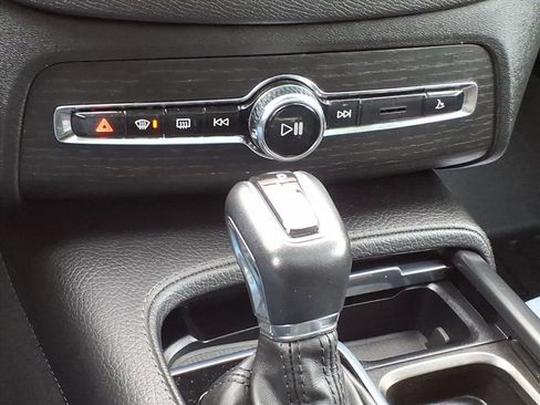 Used 2020 Volvo XC90 T6 Momentum w/ Protection Package Premier image 21