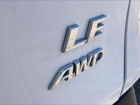 Used 2021 Toyota RAV4 LE AWD/4WD image 10