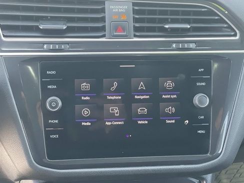 Used 2022 Volkswagen Tiguan SE R-Line image 11