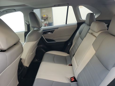 Used 2020 Toyota RAV4 XLE Premium image 12