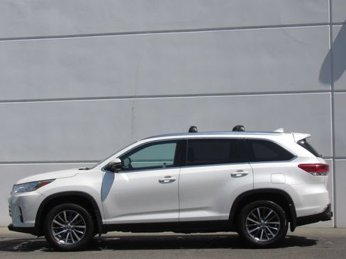 Certified 2019 Toyota Highlander XLE AWD/4WD image 4