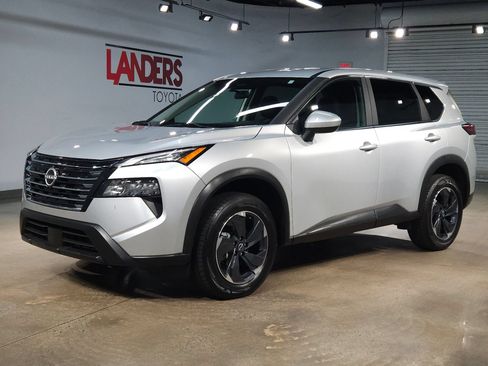 Used 2024 Nissan Rogue SV AWD/4WD image 3