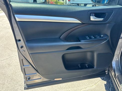 Used 2018 Toyota Highlander XLE FWD image 11
