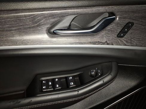 Used 2025 Jeep Grand Cherokee Limited w/ Black Appearance Package image 11