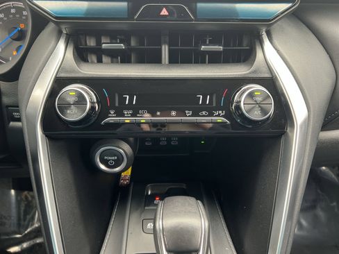 Used 2023 Toyota Venza LE image 20