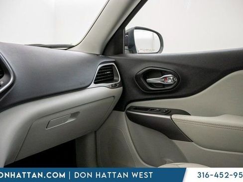 Used 2021 Jeep Cherokee Latitude Lux w/ Comfort/Convenience Group image 17