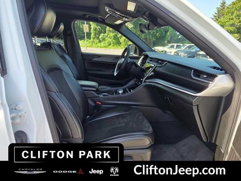 Used 2024 Jeep Grand Cherokee L Altitude AWD/4WD image 16