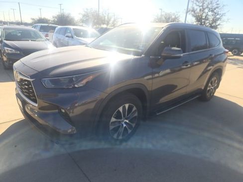 Used 2023 Toyota Highlander XLE image 6