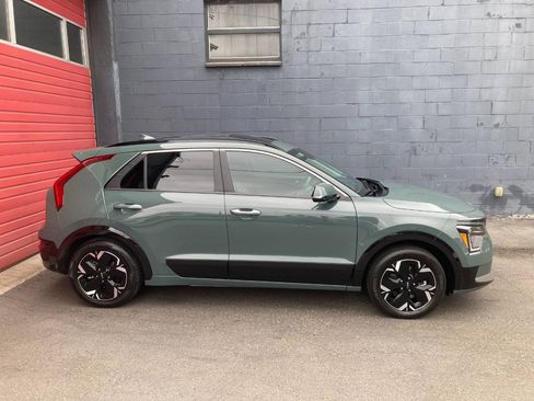 Used 2023 Kia Niro Wave w/ Wave Preserve Package FWD image 2