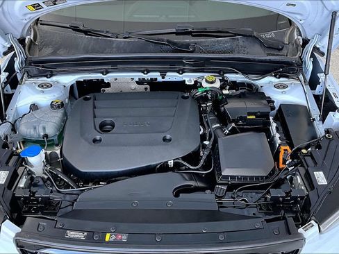 Certified 2025 Volvo XC40 B5 Plus AWD/4WD image 11