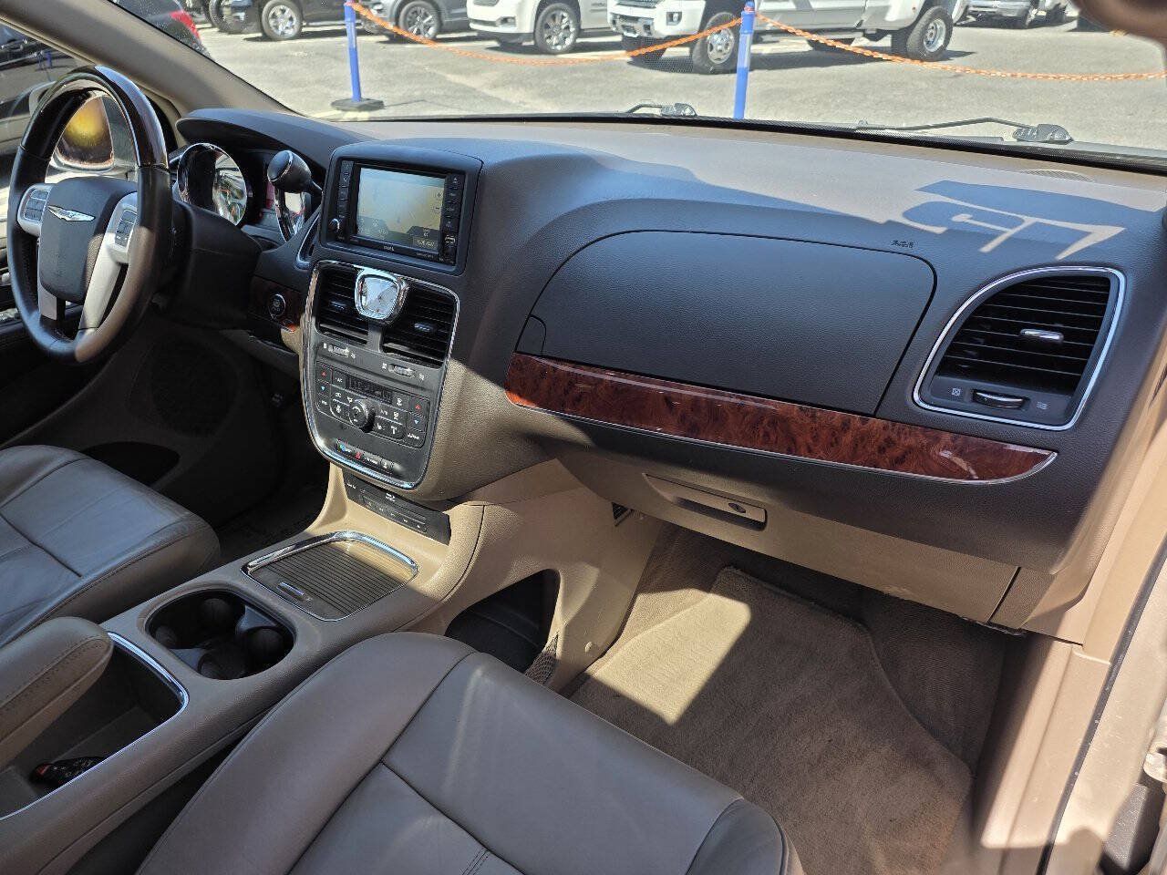 Used 2015 Chrysler Town & Country Limited Platinum FWD image 32