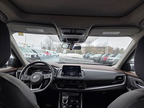 Used 2023 Nissan Rogue SV w/ SV Premium B Package image 11