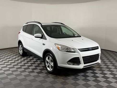 Used 2016 Ford Escape SE w/ Equipment Group 201A image 2