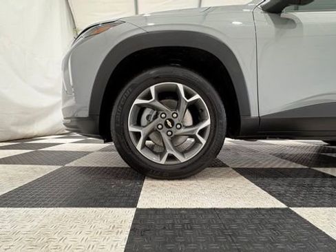 Used 2025 Chevrolet Trax LT w/ LT Convenience Package image 9