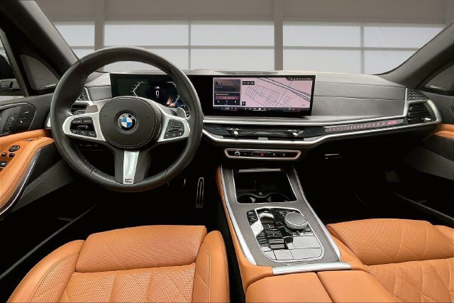 Used 2025 BMW X5 xDrive40i w/ M Sport Package AWD/4WD image 14