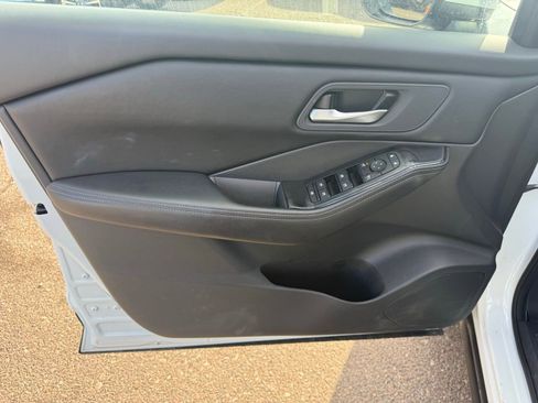 Used 2025 Nissan Rogue SV image 15