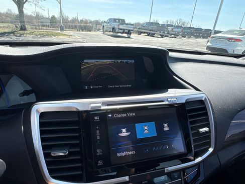 Used 2017 Honda Accord Touring image 24