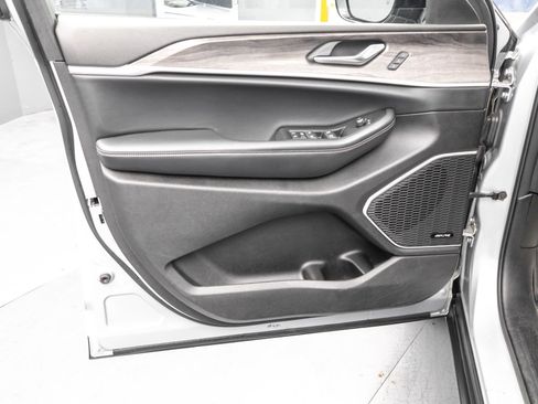 Used 2022 Jeep Grand Cherokee Limited image 30