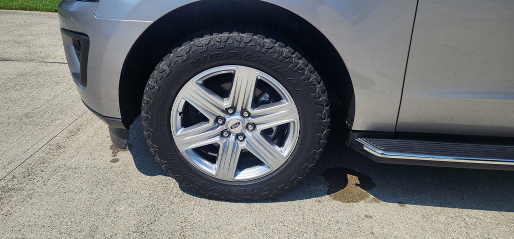 Used 2020 Ford Expedition XLT w/ Equipment Group 202A AWD/4WD image 11