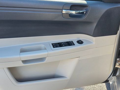 Used 2007 Chrysler 300 image 12