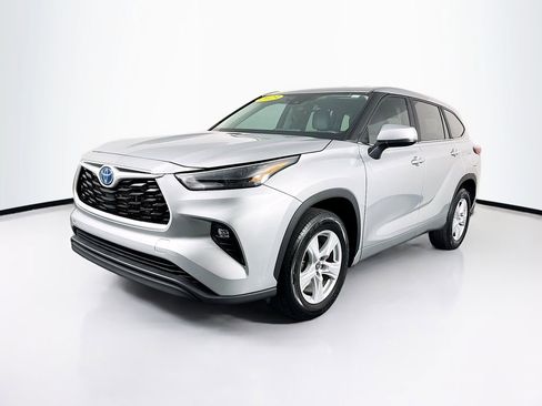 Used 2023 Toyota Highlander LE image 3