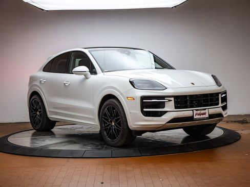 Certified 2025 Porsche Cayenne Coupe image 14
