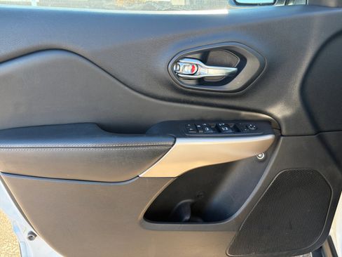 Used 2018 Jeep Cherokee Limited image 13