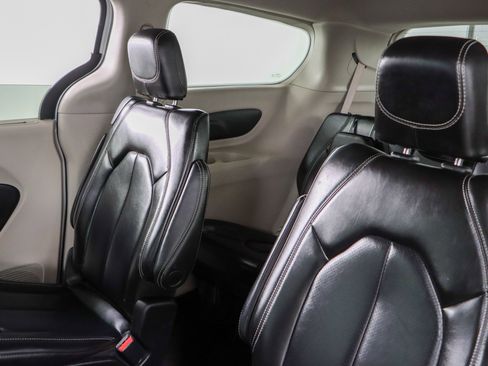 Used 2023 Chrysler Pacifica Touring-L FWD image 24