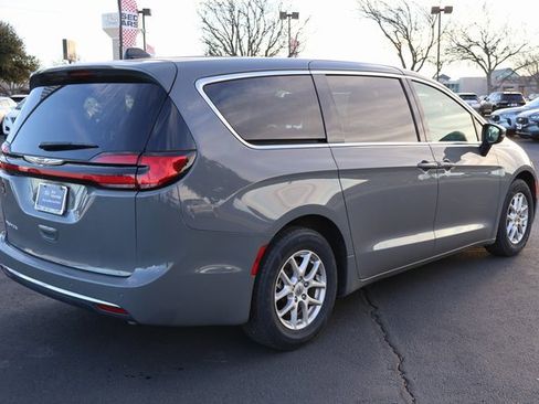 Used 2023 Chrysler Pacifica Touring-L image 11